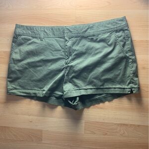 GAP City Shorts Women’s Size 18 Olive Green